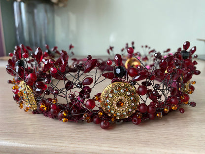 Stikla kristālu un pērļu kronis, tumši sarkans ar metāla detaļām un mežģīnes pamatnes apdari