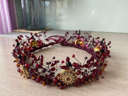 Stikla kristālu un pērļu kronis, tumši sarkans ar metāla detaļām un mežģīnes pamatnes apdari