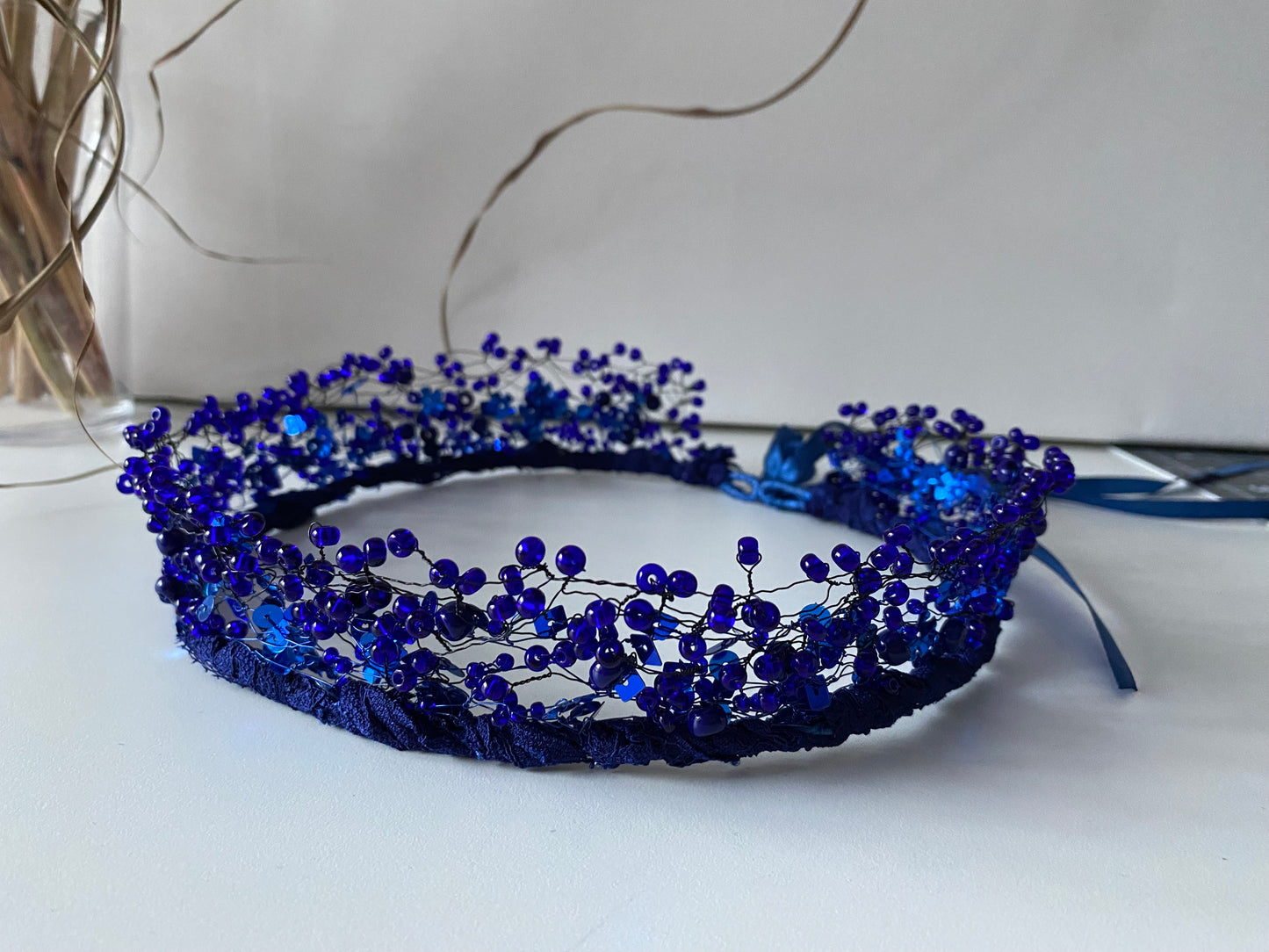 Pērļu kronis rudzupuķu zilos toņos