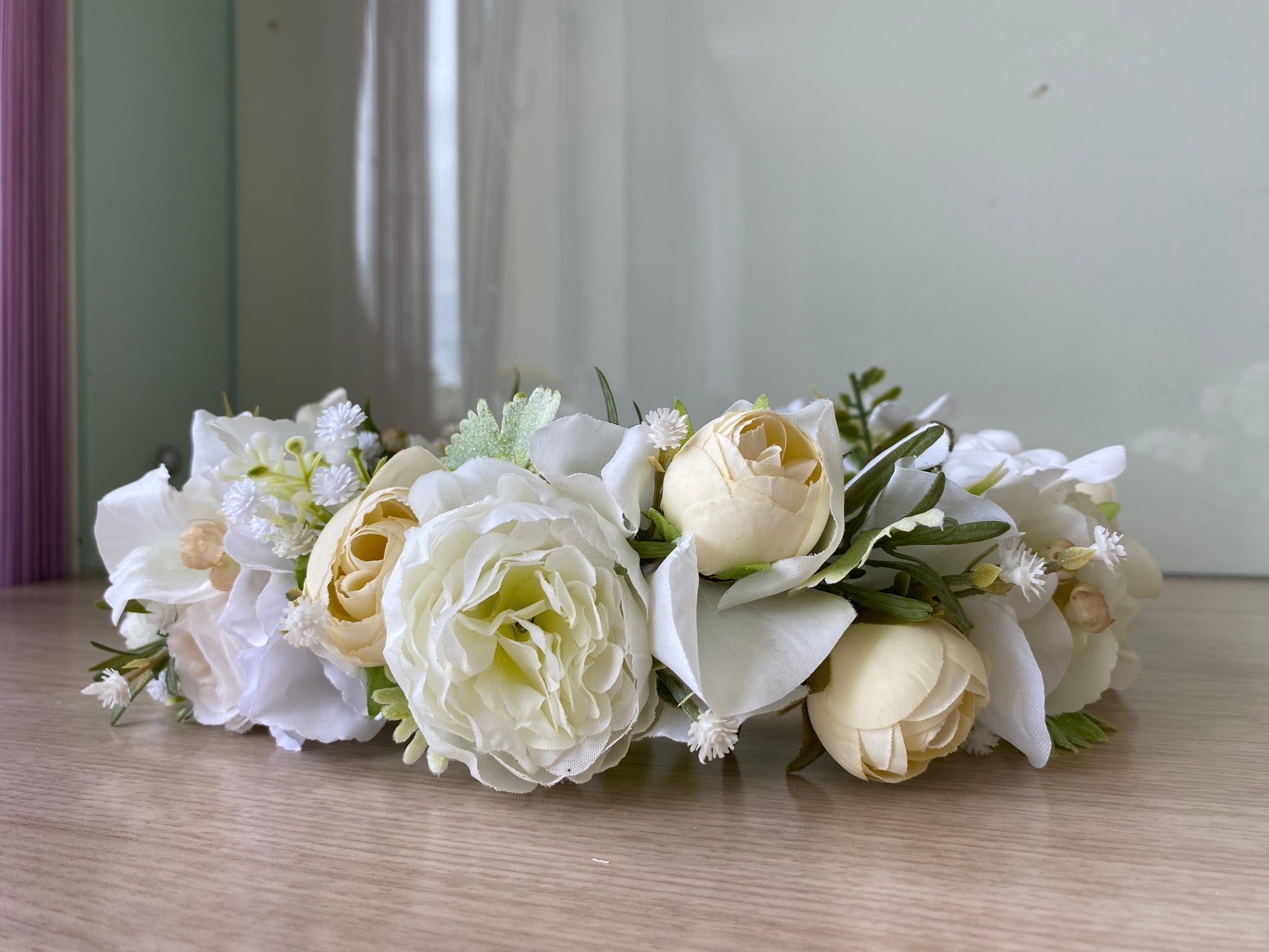 Ziedu vainadziņš baltos toņos, liels apjoms