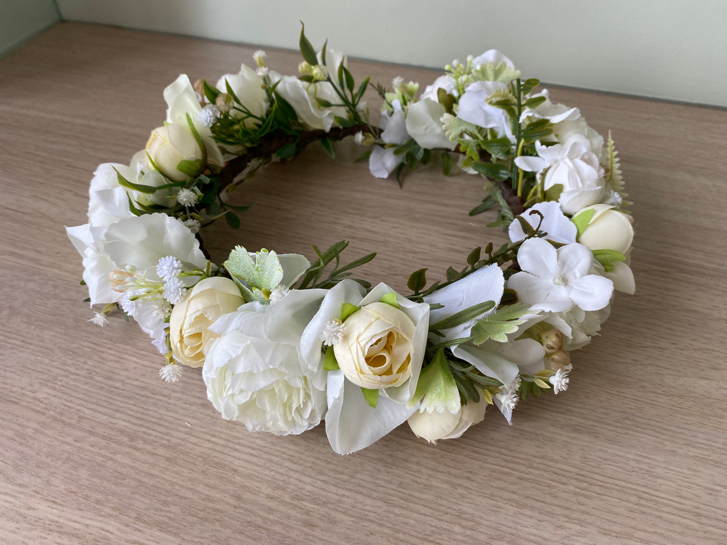 Ziedu vainadziņš baltos toņos, liels apjoms