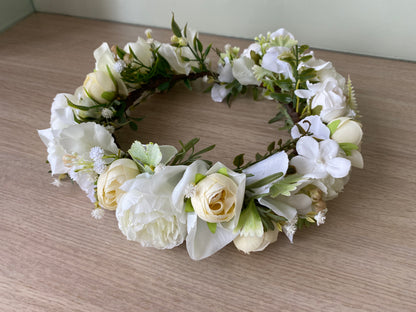 Ziedu vainadziņš baltos toņos, liels apjoms