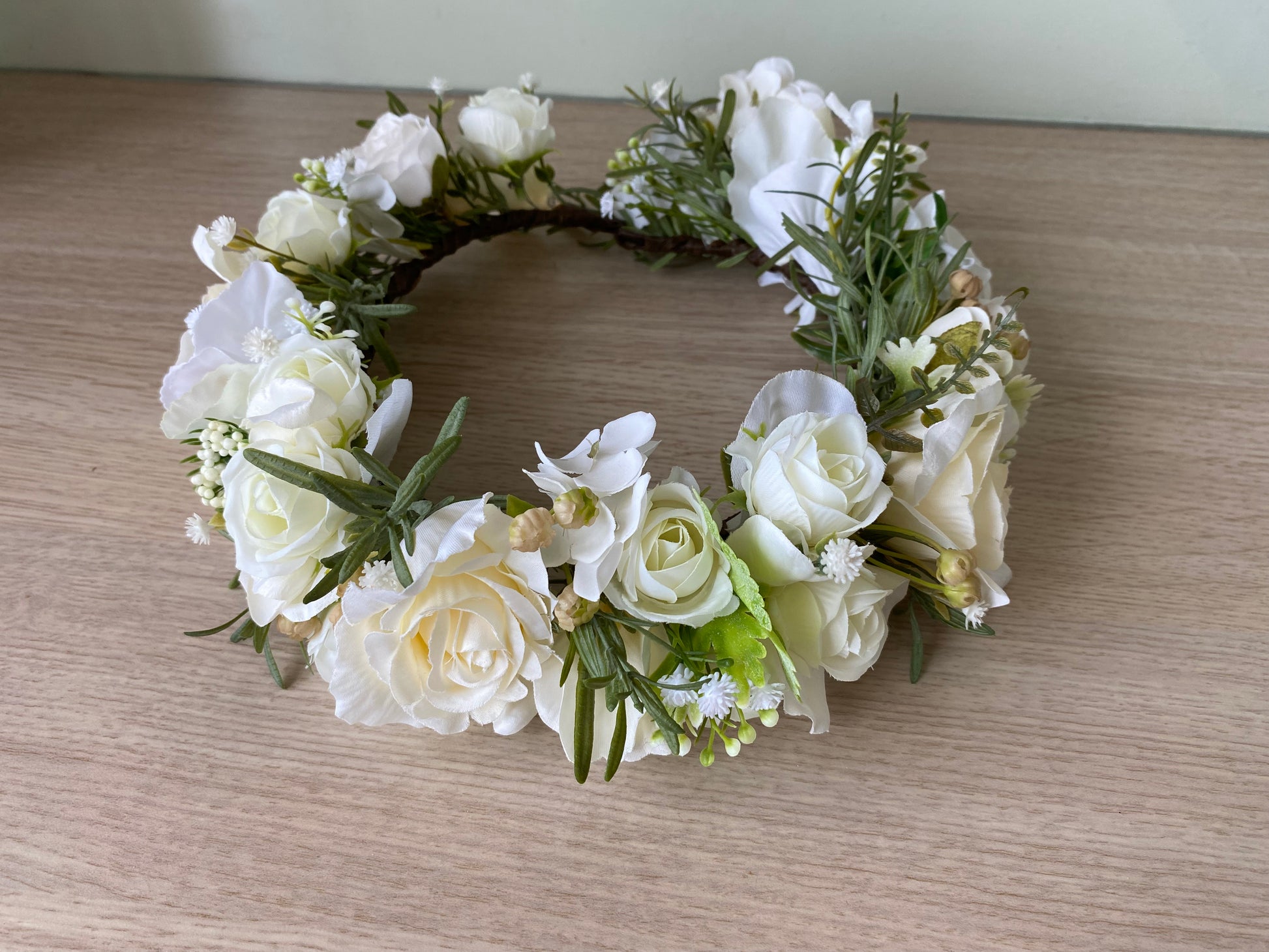 Ziedu vainadziņš baltos toņos, vidējs apjoms