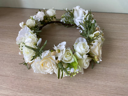 Ziedu vainadziņš baltos toņos, vidējs apjoms