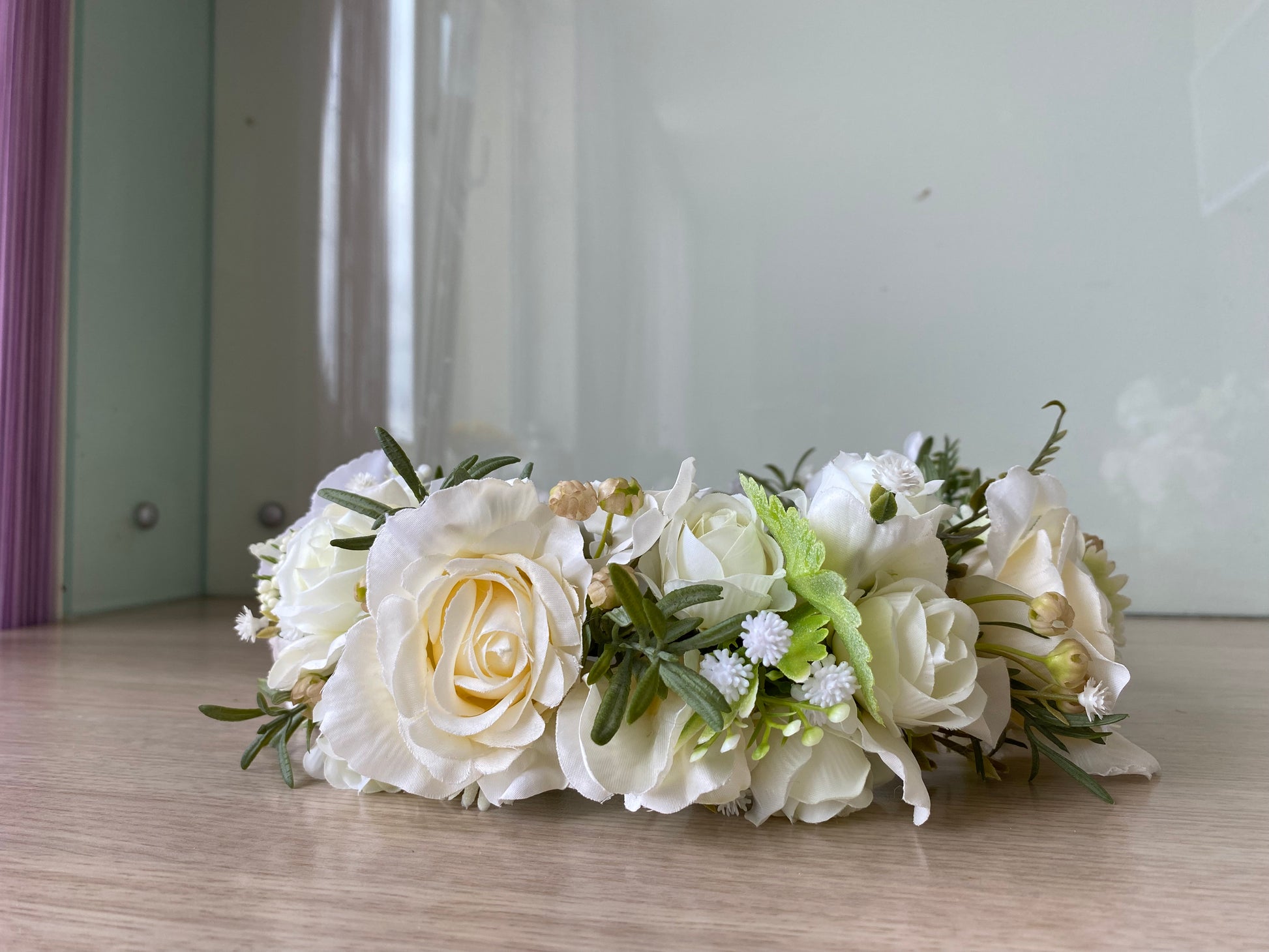 Ziedu vainadziņš baltos toņos, vidējs apjoms