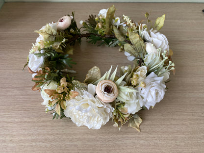 Ziedu vainadziņš baltos toņos, liels apjoms
