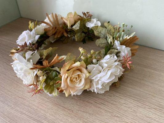 Ziedu vainadziņš baltos/bēšos toņos, liels apjoms