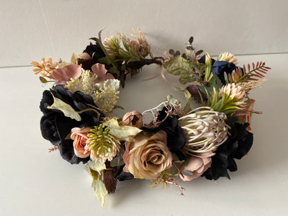 Ziedu vainadziņš bēši melnos toņos, liels apjoms