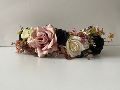 Ziedu vainadziņš bēšos toņos ar tumšiem akcentiem, liels apjoms