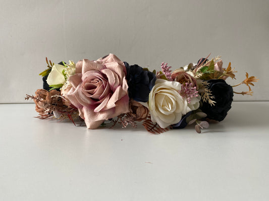 Ziedu vainadziņš bēšos toņos ar tumšiem akcentiem, liels apjoms