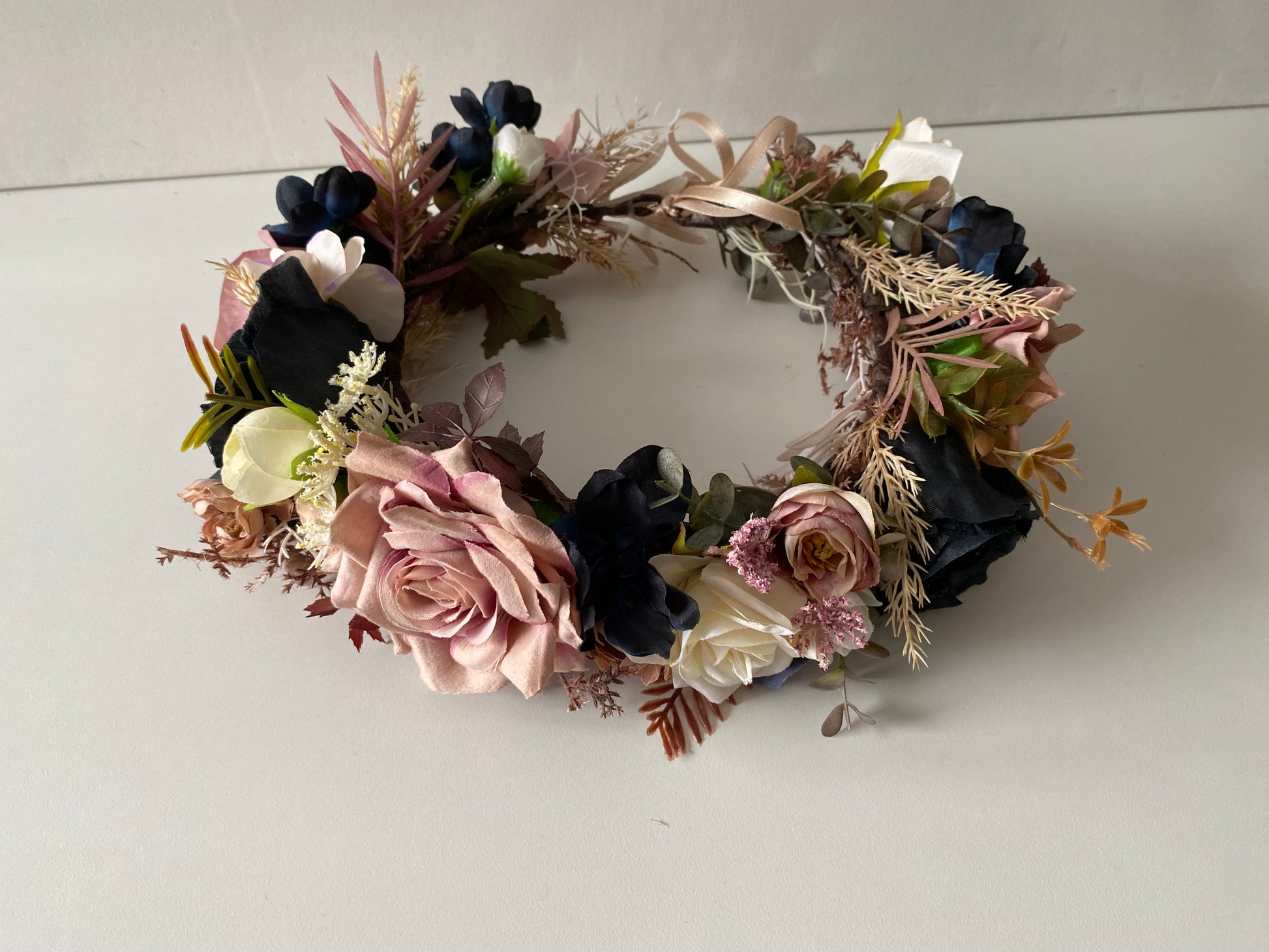 Ziedu vainadziņš bēšos toņos ar tumšiem akcentiem, liels apjoms