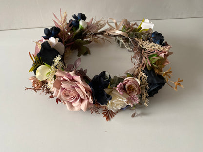 Ziedu vainadziņš bēšos toņos ar tumšiem akcentiem, liels apjoms