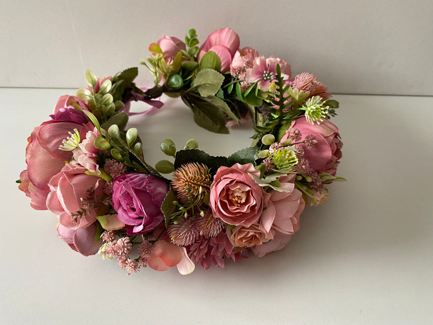 Ziedu vainadziņš rozā toņos, liels apjoms
