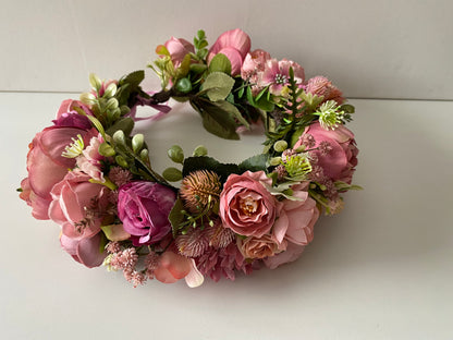 Ziedu vainadziņš rozā toņos, liels apjoms
