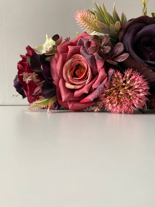 Ziedu vainadziņš vecrozā toņos ar tumšiem akcentiem, liels apjoms