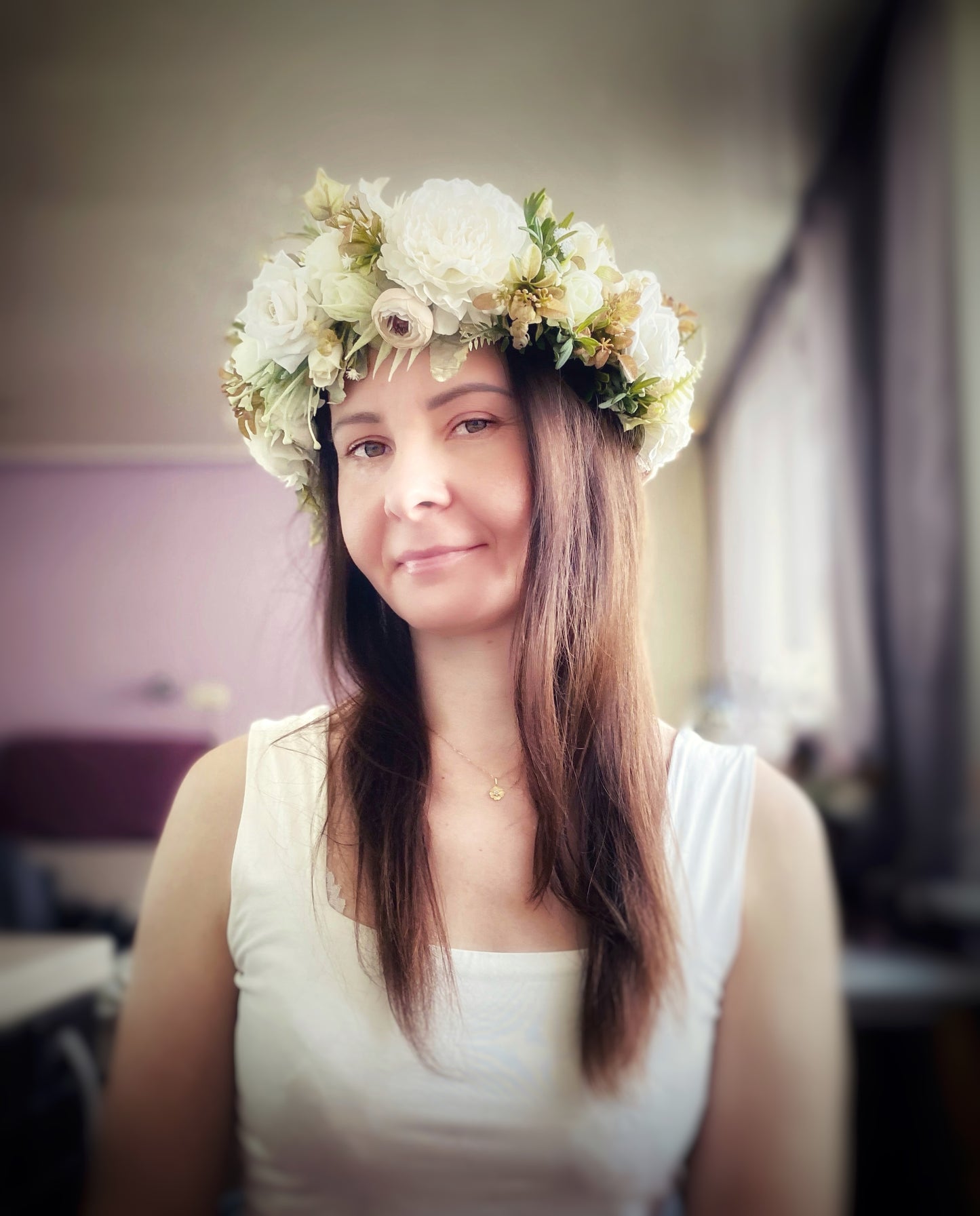 Ziedu vainadziņš baltos toņos, liels apjoms
